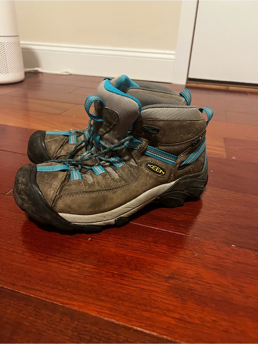 KEEN Women’s Hiking Boots (size 8)
